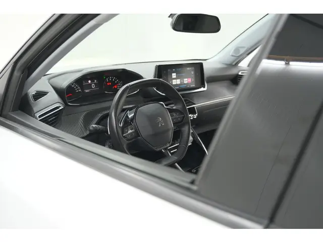 Peugeot 2008 PureTech 130 EAT8 Allure | Parkeersensoren | Navigatie | Apple Carplay | Climate Contro...