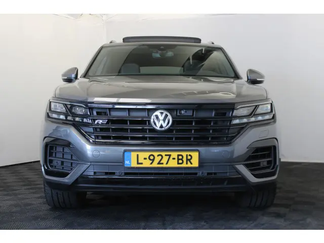 Volkswagen Touareg 3.0 TDI R-Line |Pano|Trekhaak|Achterbank verw.|