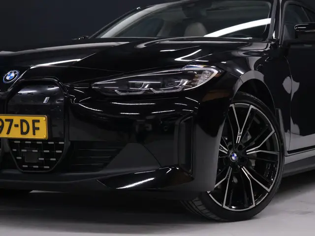 BMW i4 eDrive40 84 kWh [SCHUIFKANTELDAK, ADAPTIVE CRUISE CONTROL, APPLE CARPLAY, ANDROID AUTO, ACHTE...