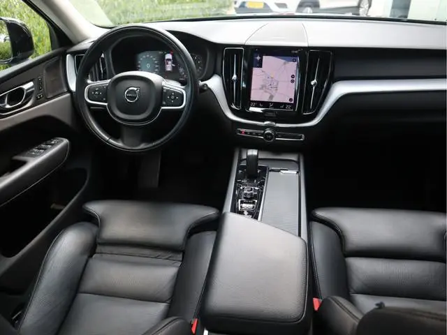Volvo XC60 2.0 B5 250 PK Momentum Exclusive / Panoramadak