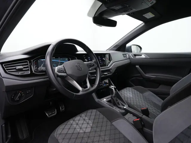 Volkswagen Taigo 1.0 TSI 110 pk DSG R-Line | Trekhaak | Achteruitrijcamera | Stoelverwarming | Adapt...