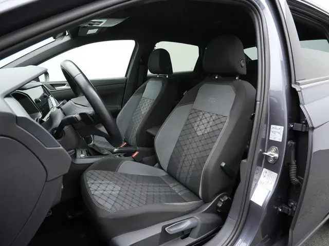 Volkswagen Taigo 1.0 TSI 110 pk DSG R-Line | Trekhaak | Achteruitrijcamera | Stoelverwarming | Adapt...