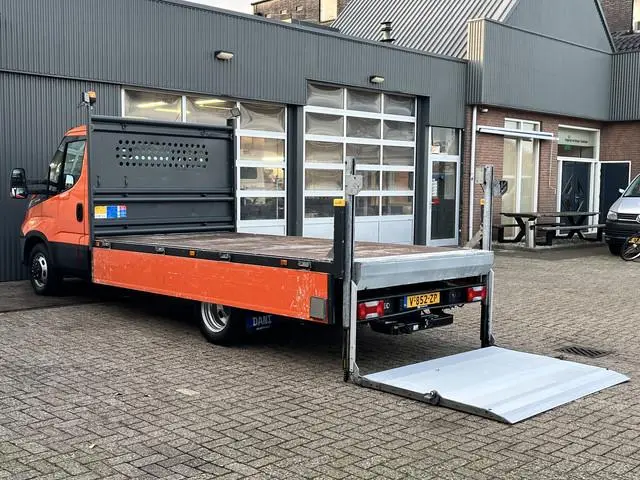 Iveco Daily 35C14 2.3 375 Laadklep 500kg Trekhaak 3500kg trekgewicht Airco 2-Persoons Open laadbak P...