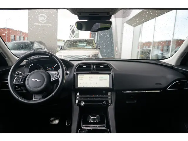 Jaguar F-PACE 2.0t AWD Pure | Verwarmde voorstoelen | Adaptive cruise control |