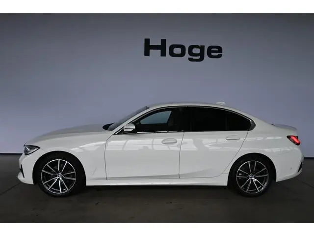 BMW 3-serie 320i High Executive Automaat Navigatie LED Carplay Stoelverwarming Dealer Onderhouden! I...