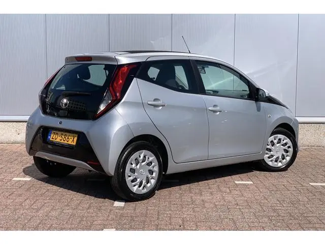Toyota Aygo 1.0 VVT-i x-play x-shift | Cabrio | Automaat | Camera | Airco | Navigatie