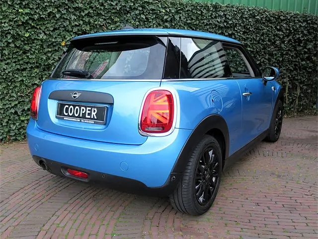 MINI Cooper 1.5 One Pepper F56 LCI met LED, Park ass., Clima, BT en 16"