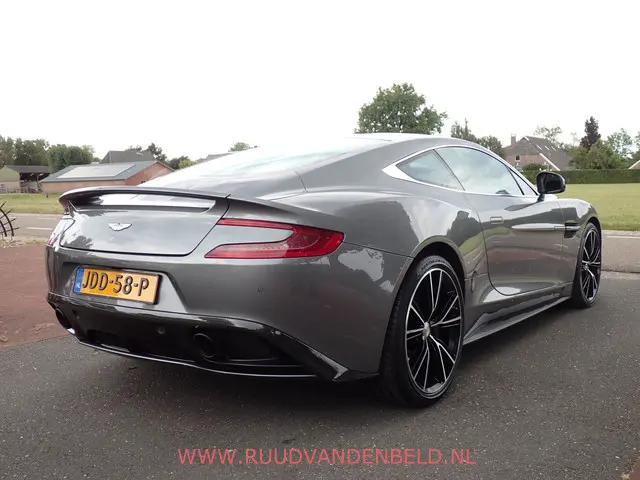 Aston Martin V12 Vanquish