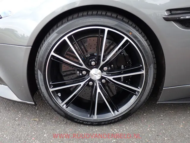 Aston Martin V12 Vanquish