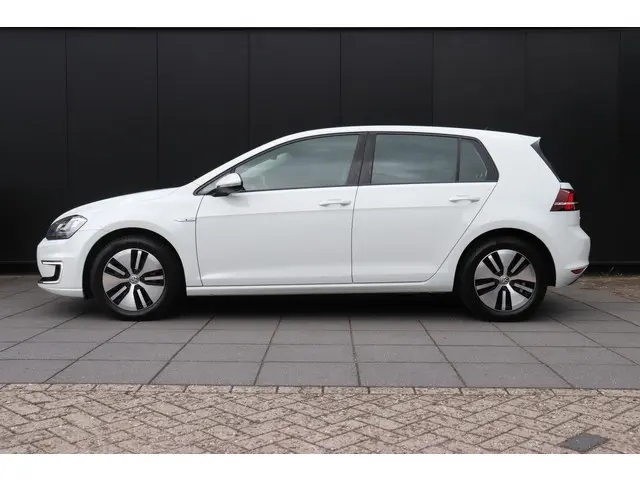 Volkswagen e-Golf 116 PK | SOH 83,6% | NAVI | STOELVERWARMING | PARK PILOT
