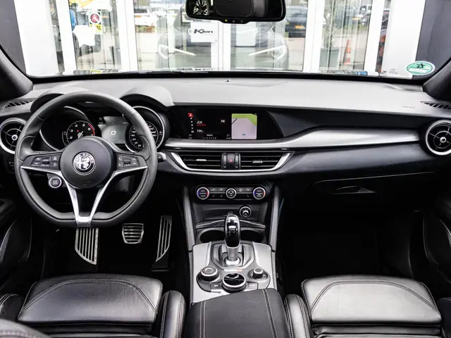 Alfa Romeo Stelvio 2.0 T AWD B-Tech 280pk Q4 | Pano-dak | Lederen bekleding | H&K |