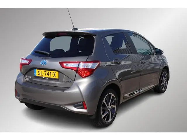 Toyota Yaris 1.5 Hybrid Premium, Pano, Halfleder, Parkeerhulpcamera, Dealer onderhouden!