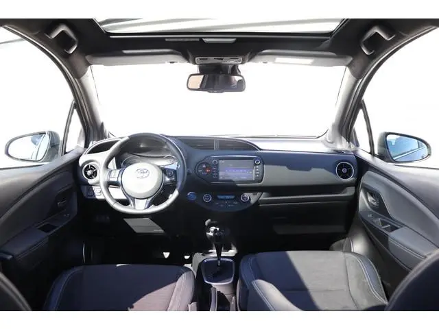 Toyota Yaris 1.5 Hybrid Premium, Pano, Halfleder, Parkeerhulpcamera, Dealer onderhouden!