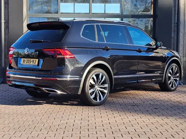 Volkswagen Tiguan Allspace 1.5 TSI Highline Business R-line 7p. | LED | Pano | Trekhaak | Leder | St...