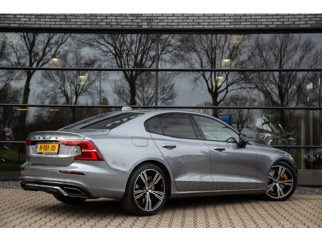 Volvo S60 2.0 T8 AWD Twin Engine R-Design , Panoramadak, Harman/Kardon, Head-up display, Trekhaak,