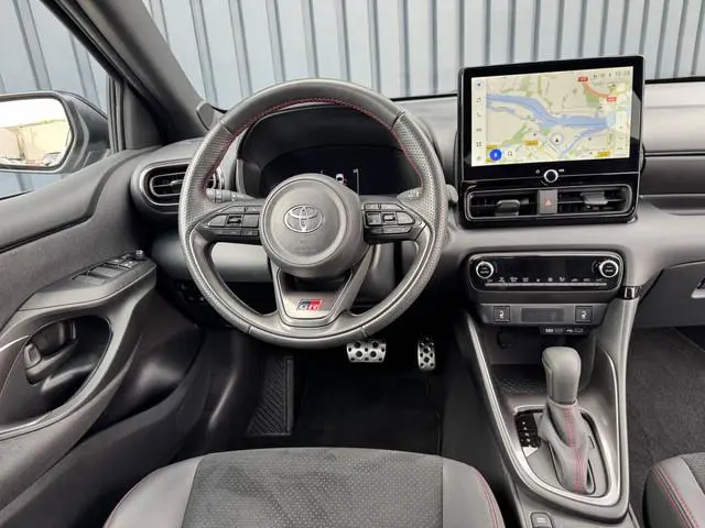 Toyota Yaris 1.5 Hybrid 130 GR Sport / Bi tone | PDC V+A | BSM | 10jr GARANTIE | Rijklaar!!