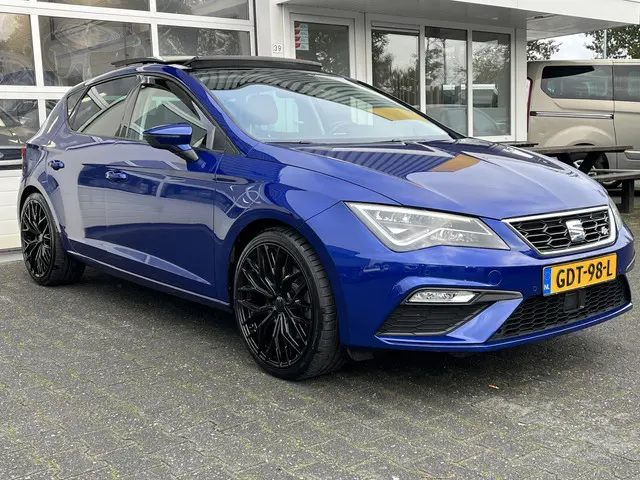 SEAT Leon 1.8 TSI FR 180 pk Panoramadak 19" lichtmetalen velgen Climate controle Mulitmedia voorbere...