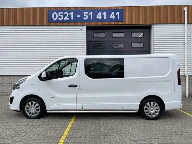 Opel Vivaro 1.6 CDTI 125pk L2H1 DC 5 persoons Sport EcoFlex / rijklaar € 17.950 ex btw / lease vanaf € 401 / stoelverwarming / airco / cruise / trekhaak / navi / pdc !