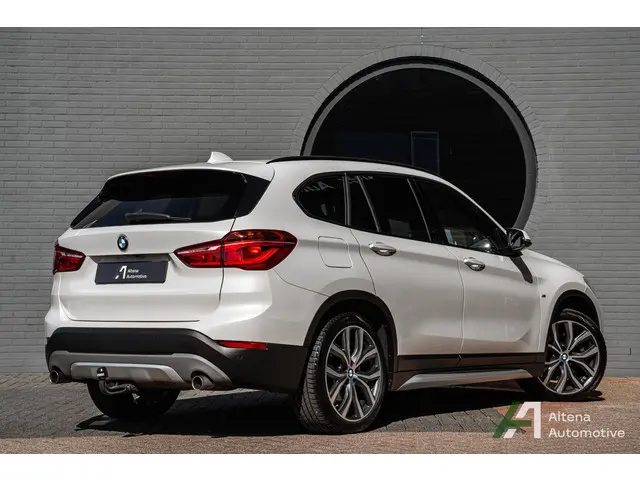 BMW X1 sDrive20i Orange Edition II panodak, sportstoelen, leder, trekhaak