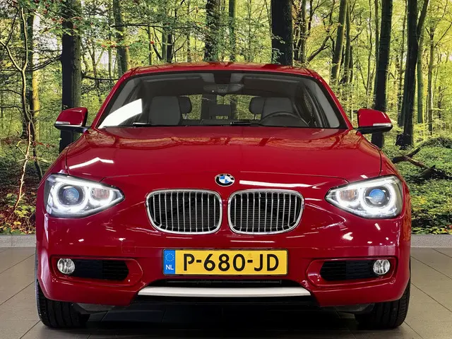 BMW 1-serie 118i High Executive | Stoelverwarming | Parkeersensoren Achter | Stop/Start systeem | Bl...