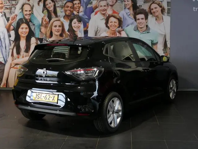 Renault Clio 1.6 E-Tech Full Hybrid 145 evolution  - Occasion Lease vanaf €439 p/m - NIEUW! - Navi -...