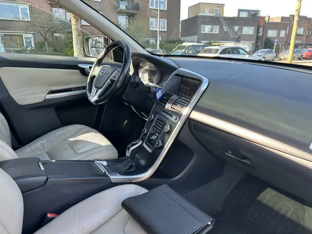 Volvo XC60 2.0 T5 FWD Summum panodak leer airco/ecc apk