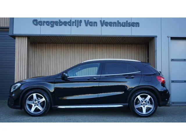 Mercedes-Benz GLA-klasse 180 122pk 2x AMG-Line Leder/Alcantara 18inch LM Keyless LED A-Camera *NL auto* 77686km!