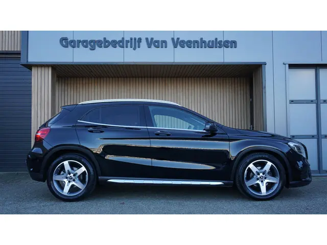 Mercedes-Benz GLA-klasse 180 122pk 2x AMG-Line Leder/Alcantara 18inch LM Keyless LED A-Camera *NL auto* 77686km!