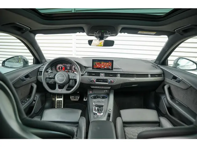 Audi A4 Avant 2.9 TFSI RS 4 quattro Panoramadak Keramisch B&O Leer Cruise Camera CarPlay RS4