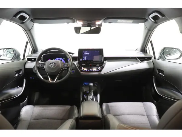 Toyota Corolla Touring Sports 1.8 Hybrid Dynamic, Trekhaak, Stoelverwarming, Apple Carplay/Android Auto, Halfleder, 17" inch lm velgen, 1e Eigenaar!