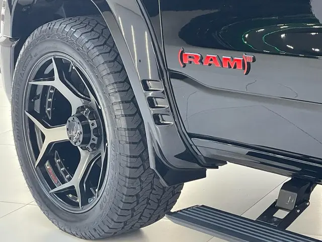 Dodge Ram 1500 5.7 V8 Limited RED Widebody Carway Edition