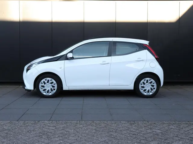 Toyota Aygo 1.0 VVT-i x-play | CAMERA | ELEK. SPIEGELS | BLEUTOOTH | CRUISE | AIRCO |