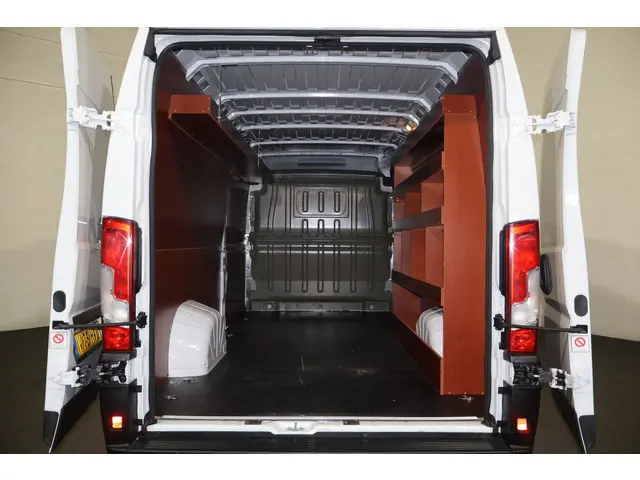 Peugeot Boxer 2.2 BlueHDi 180pk L4 H2 Automaat Airco Navigatie Camera