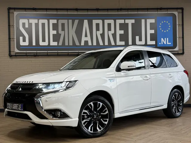 Mitsubishi Outlander 2.0 PHEV instyle | Navi | Stoel, Stuur & voorruit verw | Rockford | 18" | 100% Onderhouden!