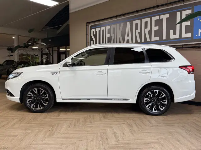 Mitsubishi Outlander 2.0 PHEV instyle | Navi | Stoel, Stuur & voorruit verw | Rockford | 18" | 100% Onderhouden!