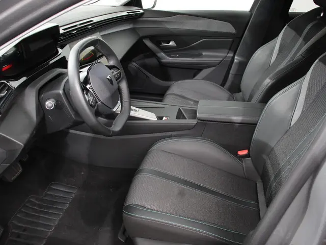 Peugeot 408 1.2 Allure Hybrid 145pk e Automaat Climate Control Navigatie Apple Carplay / Android aut...