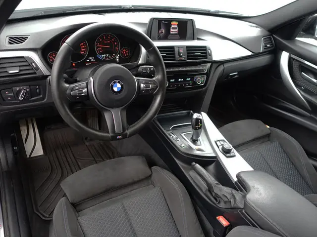 BMW 3-serie 320i xDrive 250pk M Performance Aut- Xenon Led, Park Assist, Dynamic Select, Stoelverwar...