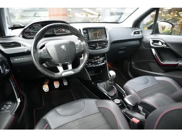 Peugeot 2008 1.2 PureTech GT-line Black on black Panoramadak Lederen bekleding