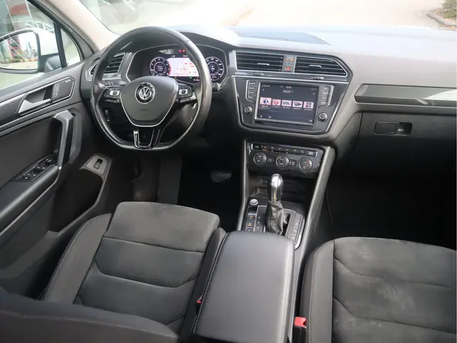 Volkswagen Tiguan 2.0 TSI 4Motion Highline / R-Line Pano / Trekh / Elektr achterklep /Navi / Automaa...