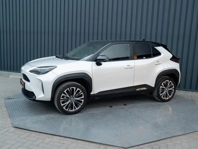 Toyota Yaris Cross 1.5 Hybrid Executive | Bi-Tone | Trekhaak | Head Up | Dodehoek Sensoren | Prijs R...