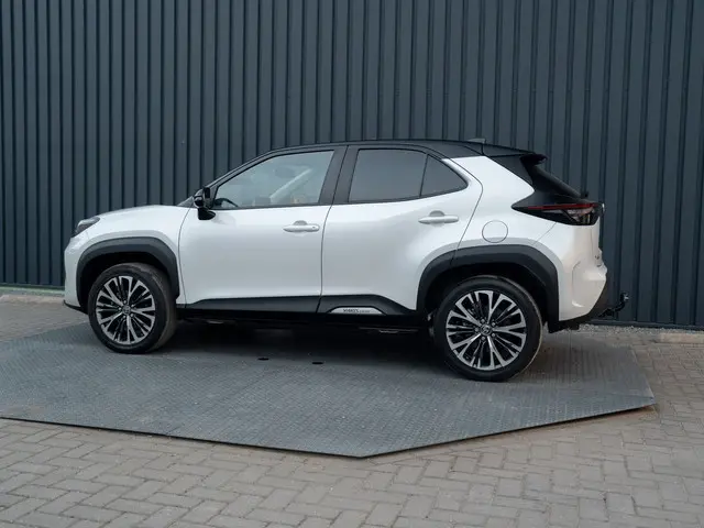 Toyota Yaris Cross 1.5 Hybrid Executive | Bi-Tone | Trekhaak | Head Up | Dodehoek Sensoren | Prijs R...