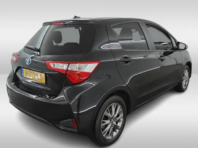 Toyota Yaris 1.5 Hybrid Dynamic 1e-Eig. & Keurig-Onderh. BOVAG-Garantie. NL-Auto.