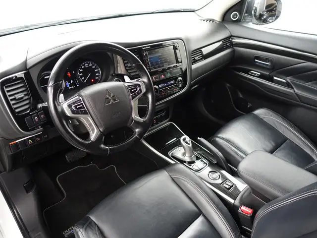Mitsubishi Outlander 2.0 PHEV 4WD instyle+ Aut- 360 Camera, Leder, Stuur/Stoelverwarming, Clima, Xen...