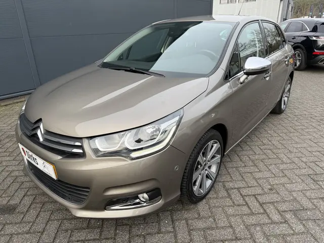 Citroën C4 130pk Feel Collection (Trekhaak - Keyless Entry - Parkeersensoren V+A - 17" - Automatisch...