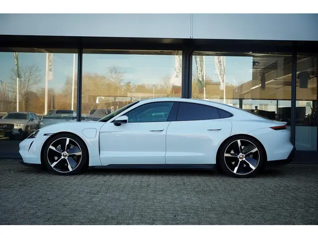 Porsche Taycan Performance 84 kWh / Pano / Warmtepomp / Bose / Luchtvering / 21''