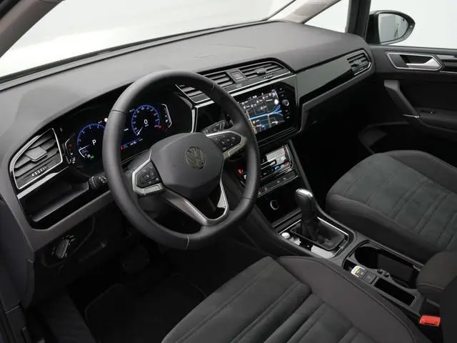 Volkswagen Touran 7-zits 1.5 TSI 150 pk DSG Highline | Panoramadak | Trekhaak | Stoelverwarming | Sp...