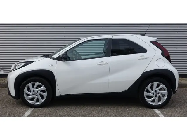 Toyota Aygo X 1.0 12V VVT-i First I NL-Auto I 100% dealer I Clima I Cruise I
