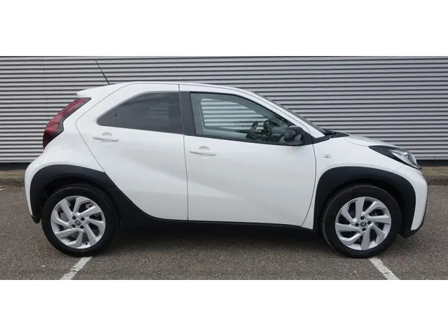 Toyota Aygo X 1.0 12V VVT-i First I NL-Auto I 100% dealer I Clima I Cruise I