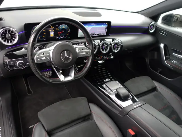 Mercedes-Benz A-klasse 180 AMG Night Edition Aut- Panoramadak, Sfeerverlichting, Xenon Led, Camera,...