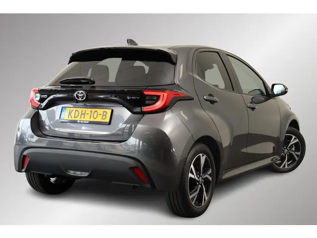Toyota Yaris 1.5 Hybrid 115 First Edition Limited Parkeersensoren, Stoelverwarming, Apple Carplay /...